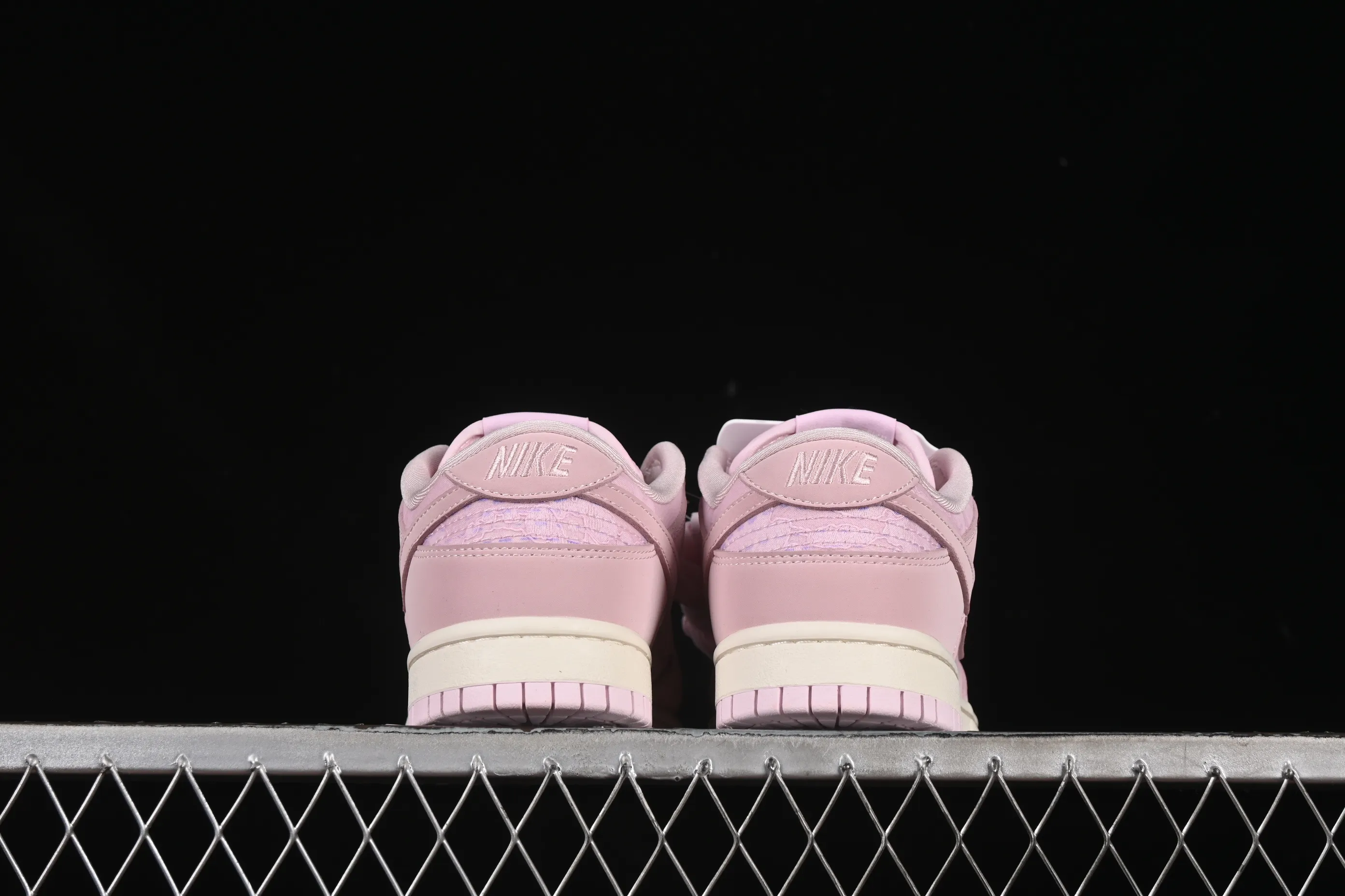 All Categories Nk SB Dunk Series Nk SB Dunk Low Low-top sneakers Nike SB Dunk Low "Regal Pink" contains girly low-top casual sneakers HJ5870-600